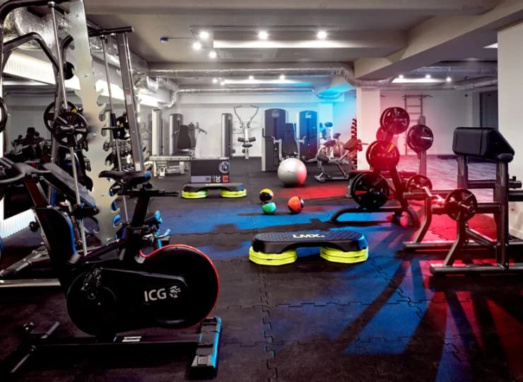W strefie fitness znajduje się różnorodny sprzęt do ćwiczeń