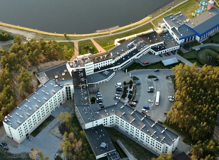 Hotel położony jest nad samą wodą w otoczeniu sosnowego lasu