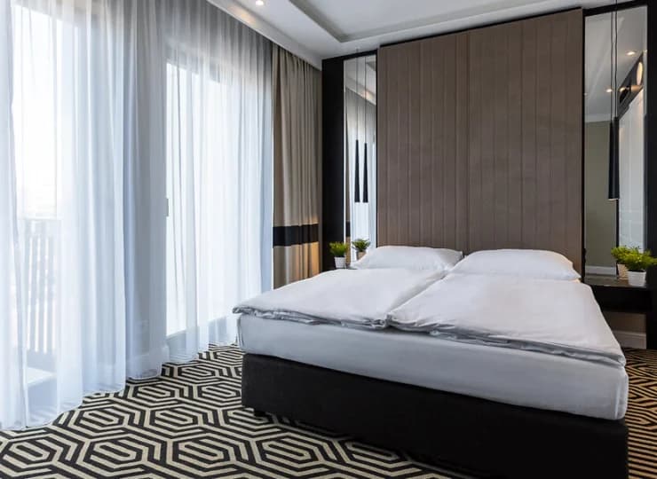 W każdym apartamencie jest wygodna i elegancka sypialnia