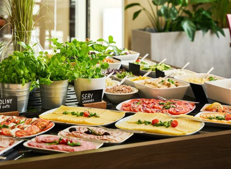 Każdego poranka hotel zaprasza na bufet śniadaniowy