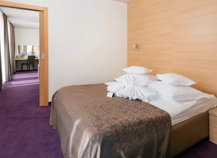 Junior suite ma wyodrębnioną część sypialną