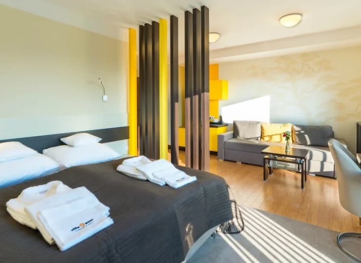 W wyposażeniu: TV, telefon, Wi-Fi, sejf, minibar oraz czajnik