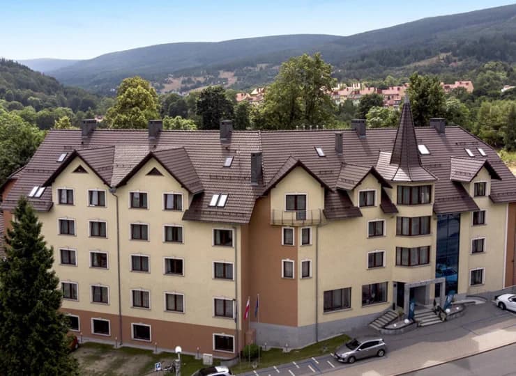 Hotel jest położony w północnej części uzdrowiska Świeradów-Zdrój