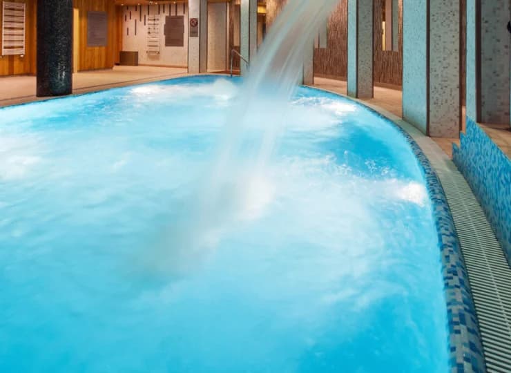 Basen posiada stanowisko do hydromasażu