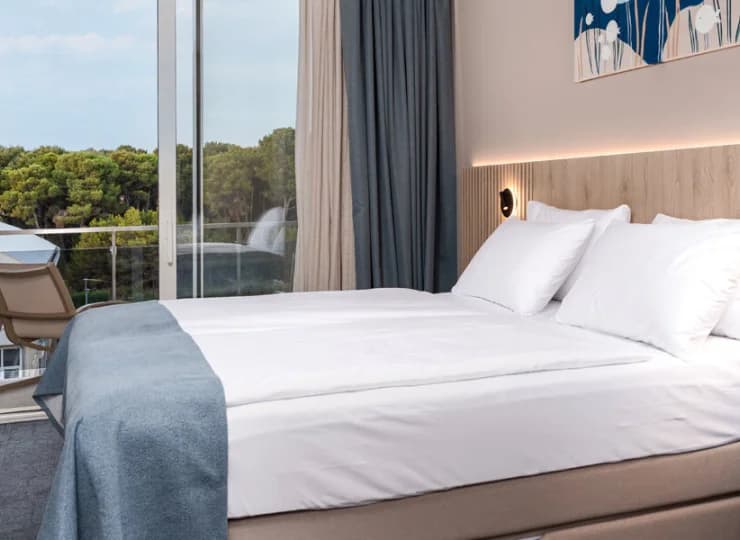 Hotel oddaje do dyspozycji gości 200 wygodnych, klimatyzowanych pokoi