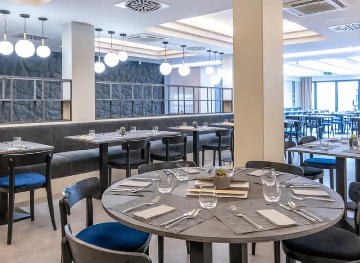 W jednej z nich hotelowym gościom są podawane śniadania i obiadokolacje