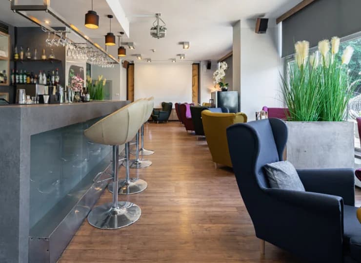 W hotelu mieści się także drink bar z szeroką ofertą trunków