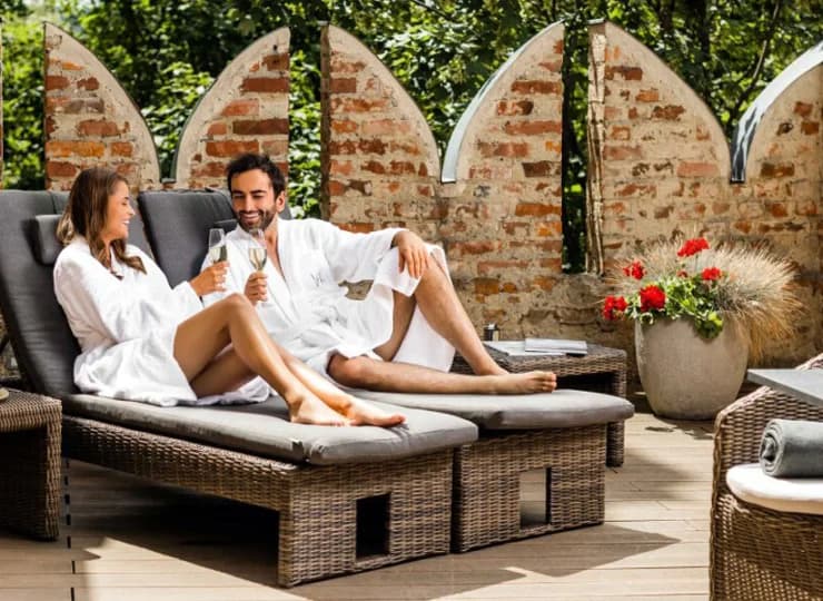 Na tarasie Prestige Senior Suite jest jacuzzi - to intymna oaza wypoczynku