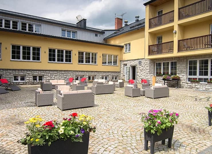 Hotel posiada także wewnętrzny dziedziniec z letnim ogródkiem
