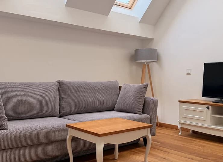 Apartament posiada odrębną sypialnię i salon z rozkładaną kanapą