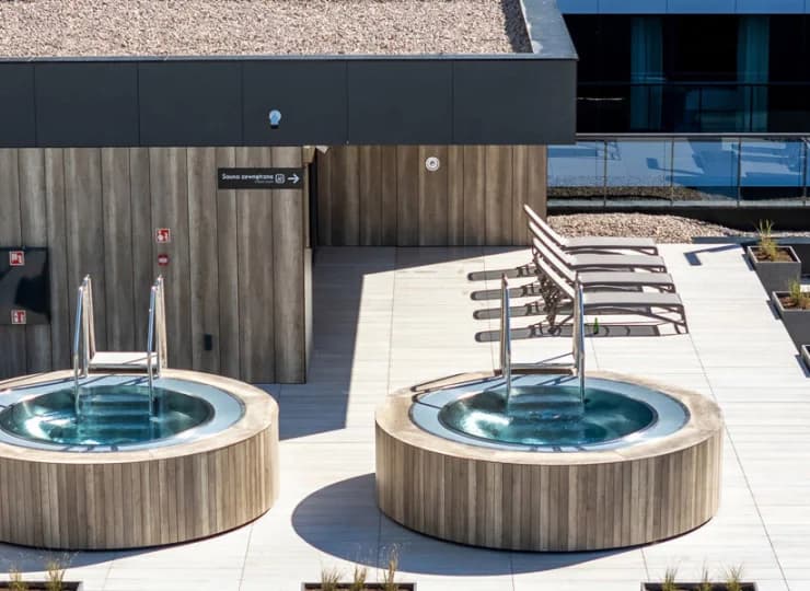 Na zewnątrz też są wanny jacuzzi
