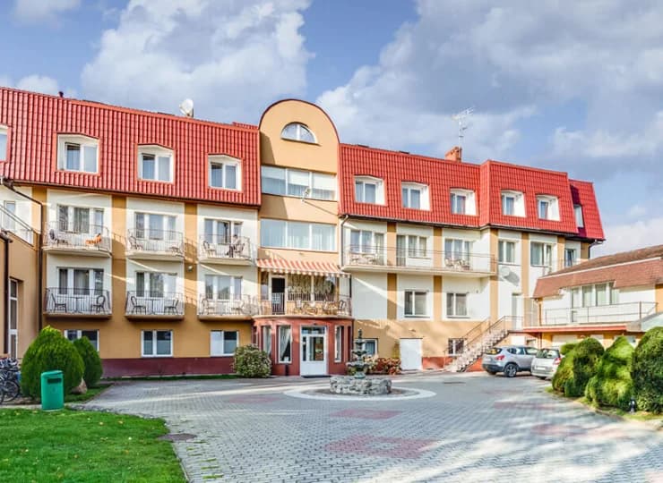 OW Jantar mieści się w centrum Rewala, oferuje pokoje na IV kondygnacjach