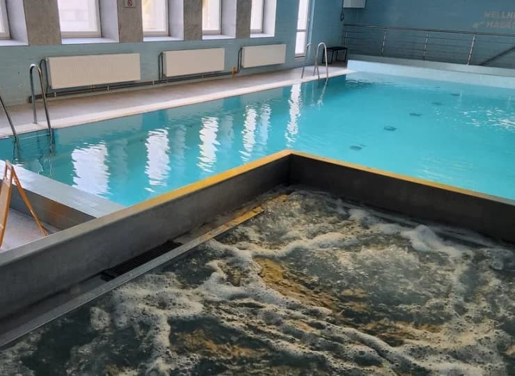 Obok basenu można skorzystać z jacuzzi