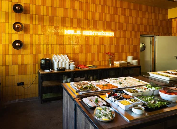 W restauracji Hala Montażowa na terenie Hangaru są podawane śniadania dla gości