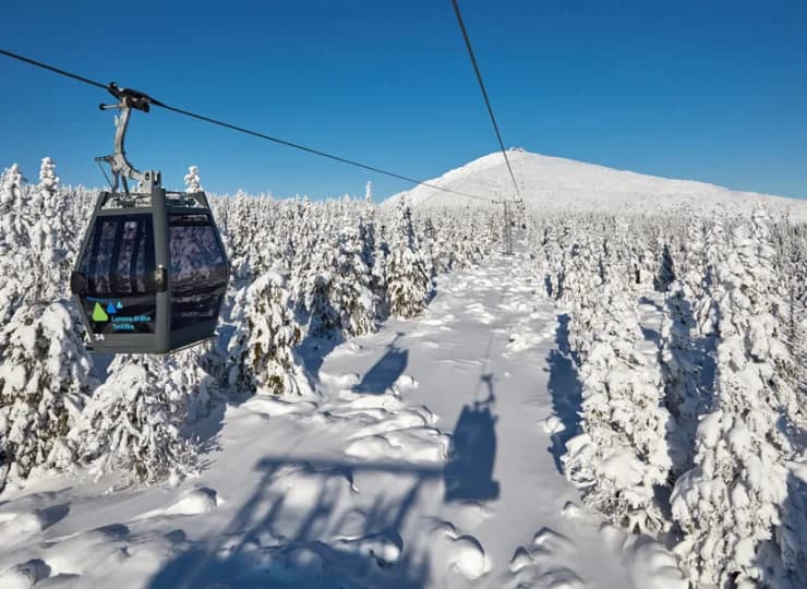 Na samą Śnieżkę można wygodnie wyjechać kolejką linową