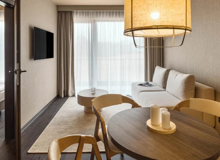 W części hotelowej dostępne są komfortowe pokoje oraz apartamenty superior