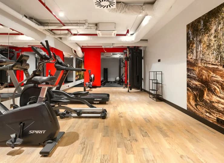 Aktywnych gości ucieszy dostępna całodobowo strefa fitness