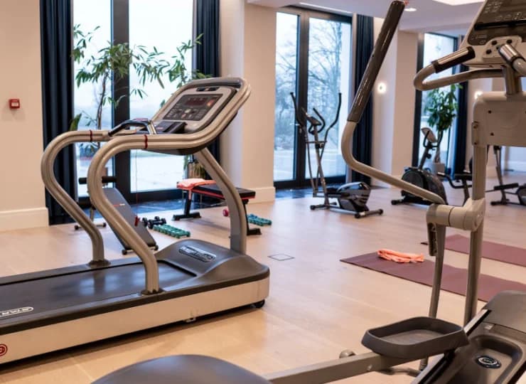 Przeszklona, dobrze wyposażona sala sportowa posiada wyjście na taras