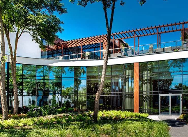 Na terenie hotelu mieszczą się 3 restauracje, 2 drink bary i cukiernia