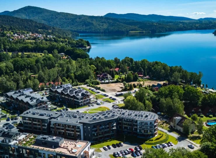 Laguna Beskidów jest położona w Beskidzie Małym, nad Jeziorem Żywieckim