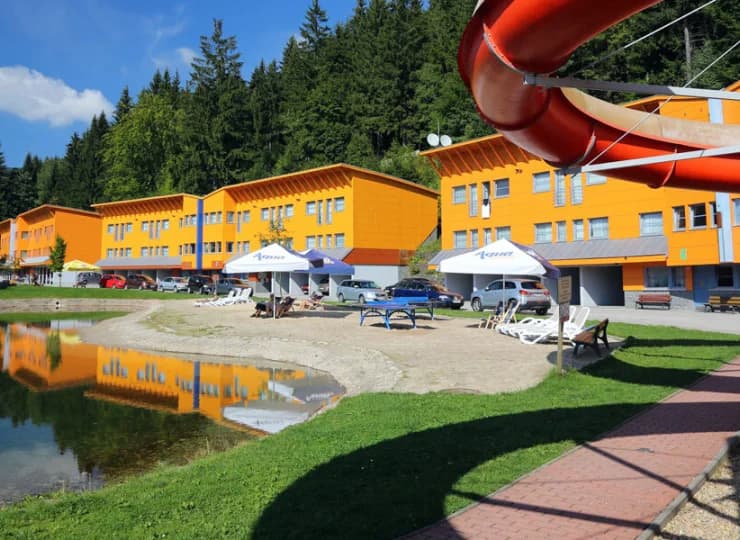 W ciepłe dni można skorzystać z plaży i leżaków