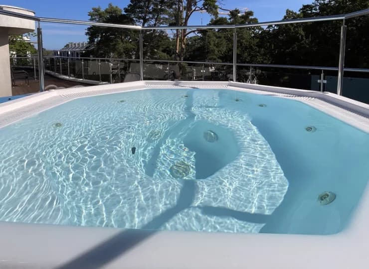 Na dachu mieści się jacuzzi z widokiem na las