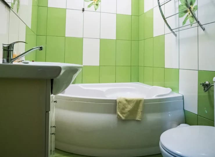 W łazienkach zamontowano wanny lub kabiny prysznicowe