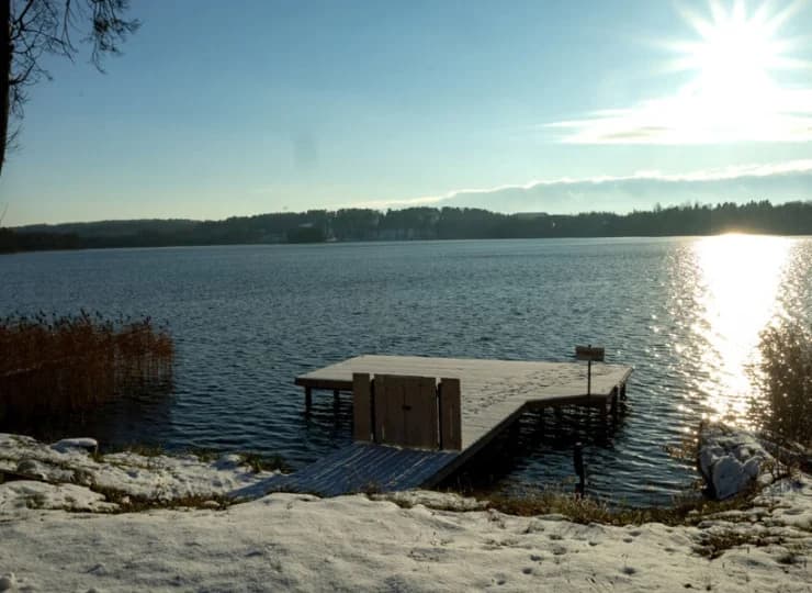 Mazuria Country & SPA znajduje się wprost nad jeziorem Czos w Mrągowie