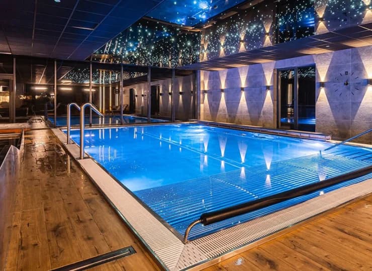 Na basenie zamontowano kilka stanowisk do hydromasażu i powietrzną leżankę