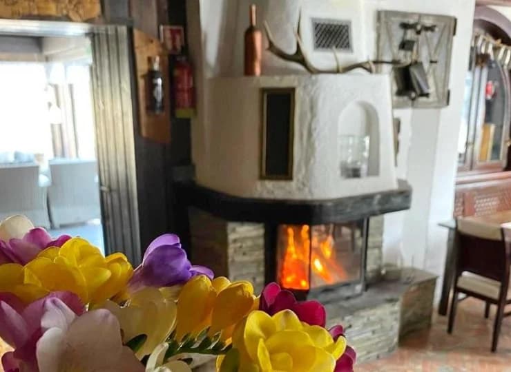 W zimie w restauracji można ogrzać się przy kominku