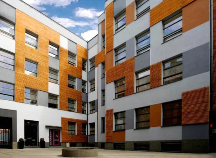 Boutique Hotel’s II znajduje się w samym sercu Łodzi, przy ulicy Rewolucji