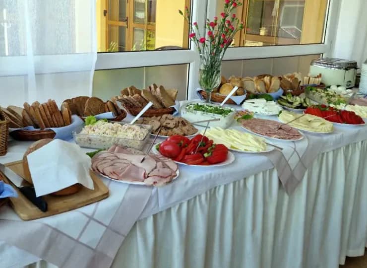 Goście są tutaj karmieni wyśmienitymi domowymi posiłkami