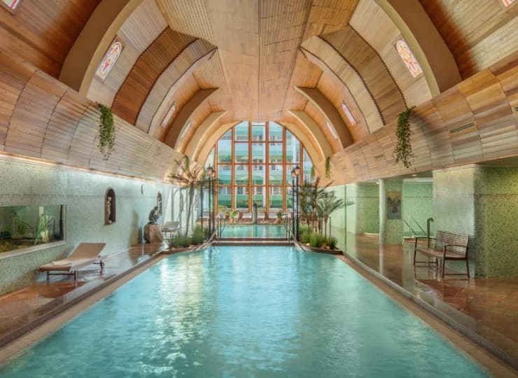 NaturMed Hotel Carbona znajduje się w centrum uzdrowiska Hévíz