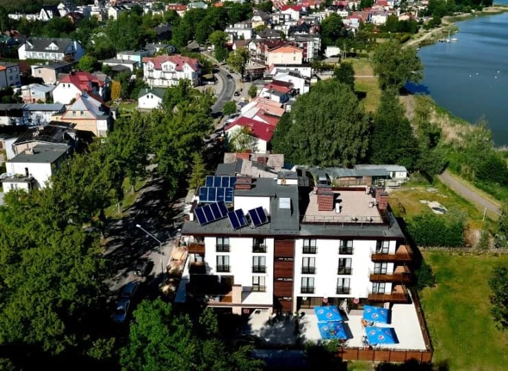 Hotel jest położony nad samym jeziorem Jamno