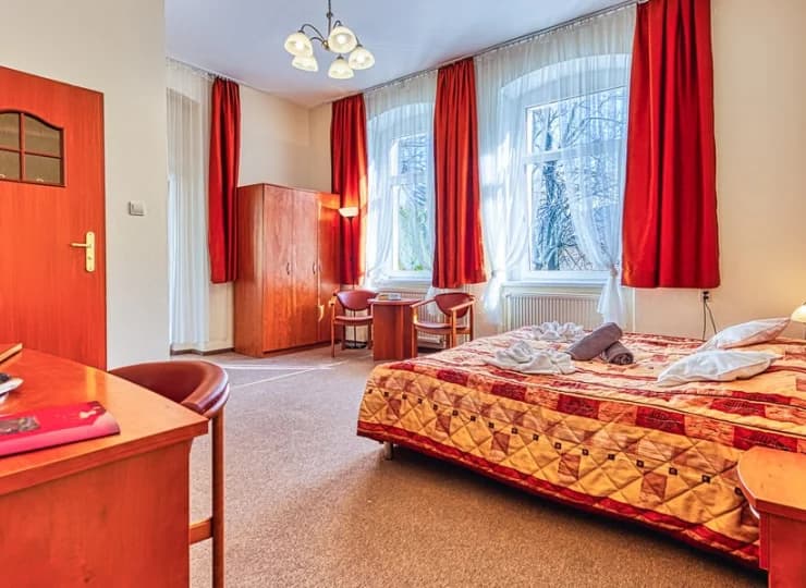 Każdy pokój dysponuje prywatną łazienką z prysznicem i suszarką do włosów