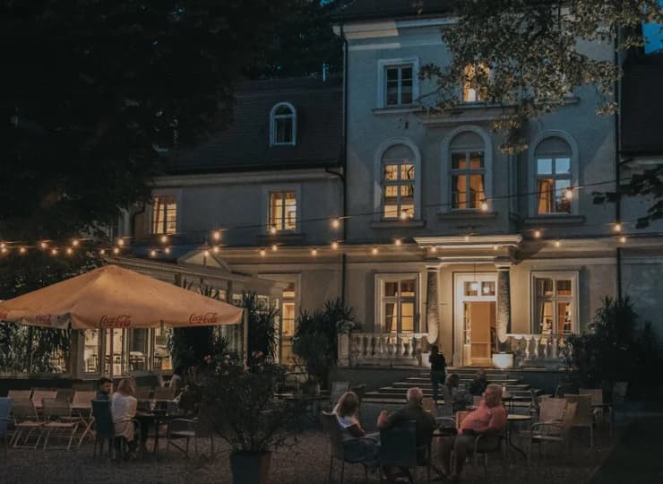 Dwór Sieraków to pełne uroku miejsce, otoczone parkiem
