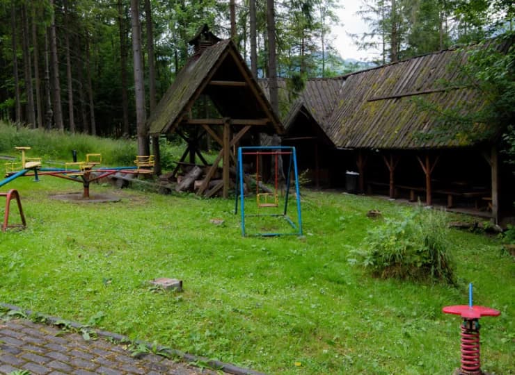 Ośrodek jest odgrodzony od gwaru miasta parawanem lasu