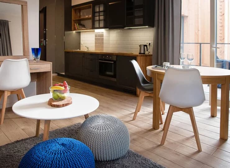 Mieści rozkładaną kanapę, stół jadalny, aneks kuchenny, stolik kawowy, balkon