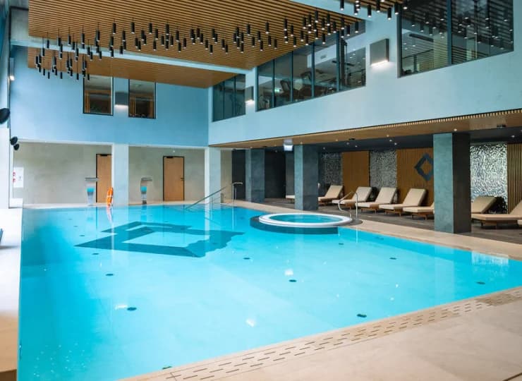 Laguna Beskidów oferuje noclegi z basenem nad jeziorem i jednocześnie w górach