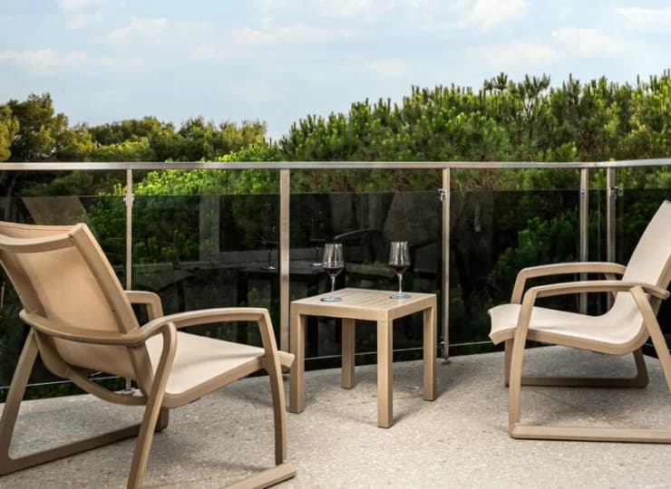 Balkon z widokiem na śródziemnomorską roślinność