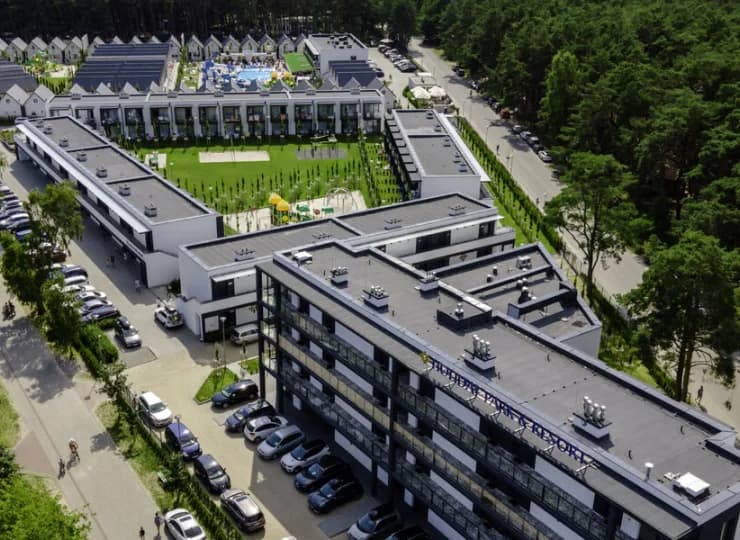 Można tutaj zamieszkać w sezonowych domkach lub całorocznych apartamentach