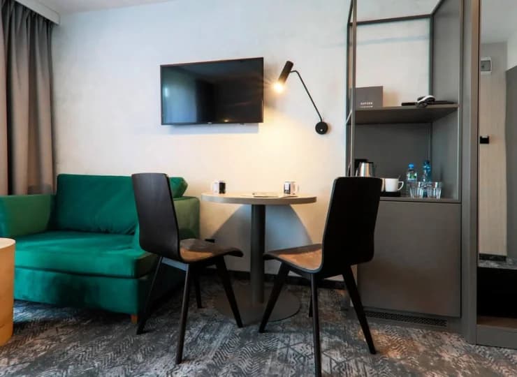 Wnętrza są wyposażone w telewizor, WiFi, telefon i łazienkę z prysznicem