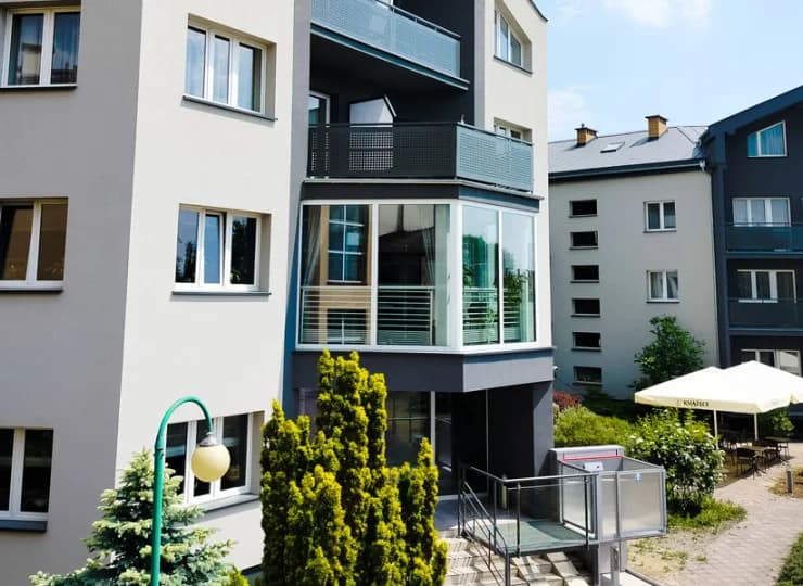 W sąsiedztwie hotelu jest zieleń, latem można przysiąść w ogródku