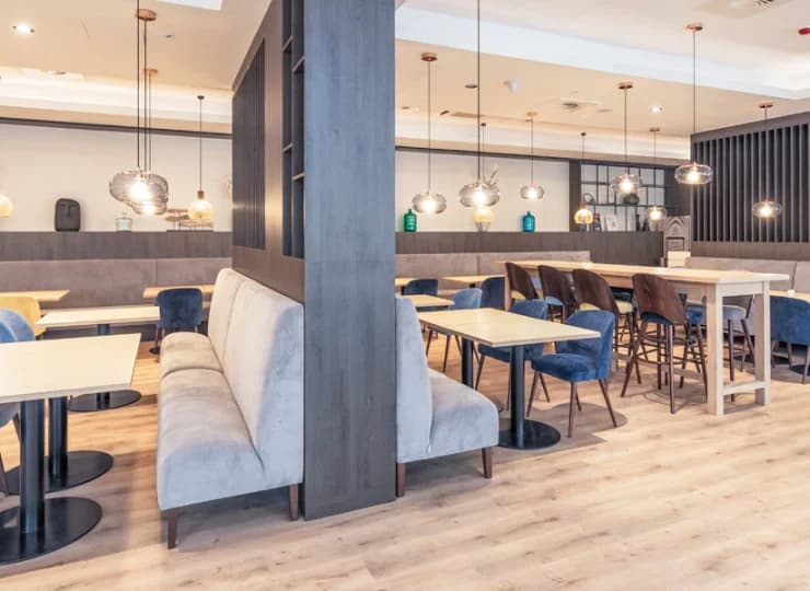 Goście spożywają posiłki w nowoczesnej restauracji