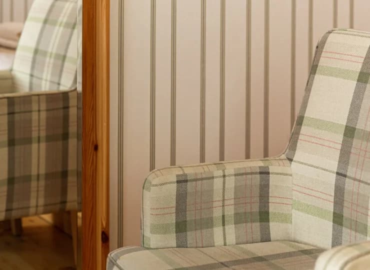W pokojach zadbano o fotele lub krzesła
