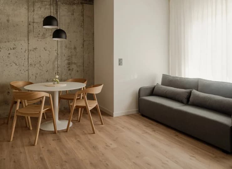 W każdym salonie stoi wygodna 2-osobowa sofa oraz stół jadalny