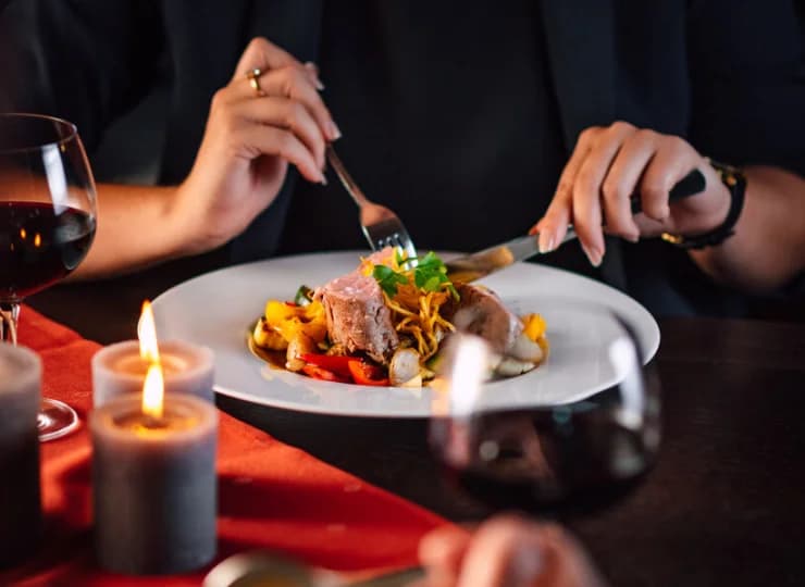 Restauracja serwuje śniadanie w formie bufetu, pozostałe dania z karty