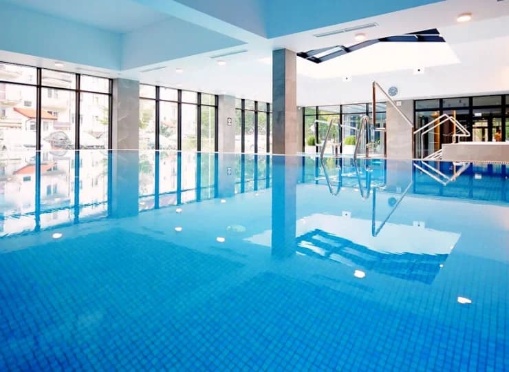 Komfortowe nadmorskie apartamenty mają dostęp do strefy wellness z basenem