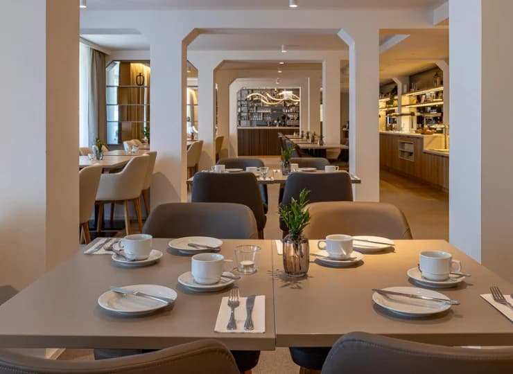 Hotelowa restauracja zaprasza do eleganckich wnętrz