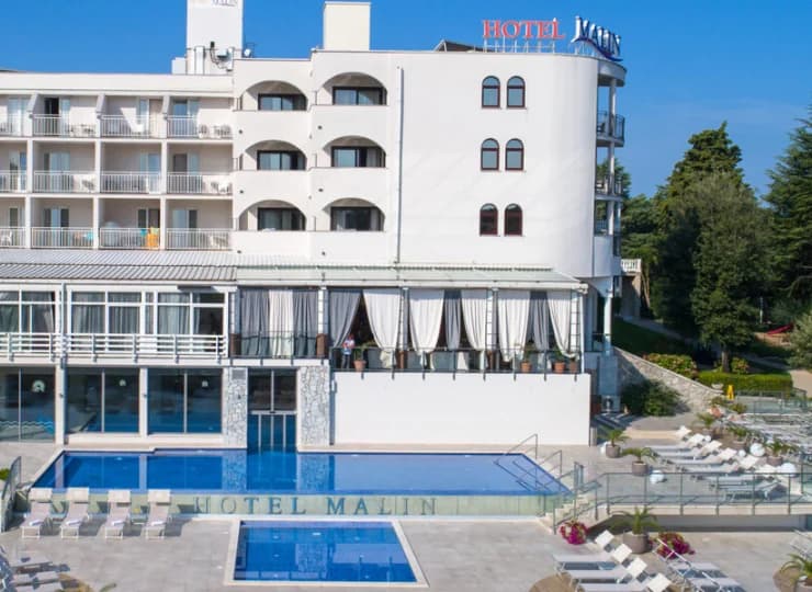 Hotel posiada kompleks basenowy oraz taras słoneczny z leżakami